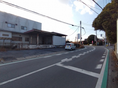 【前面道路含む現地写真】 | 伊奈町小室　売地（現況倉庫有り）