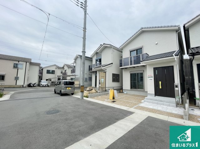 京都市伏見区久我石原町　T4期　新築一戸建ての前面道路含む現地写真|周辺は閑静な住宅街！前面道路広々で車の出し入れも便利です。駐車が苦手な方でも安心して車庫入れできます！