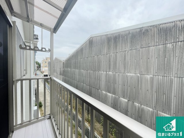 京都市伏見区久我石原町　T4期　新築一戸建てのバルコニー|南側に面したバルコニーですので明るい日差しを取り込み洗濯物をしっかり乾かしてくれます。