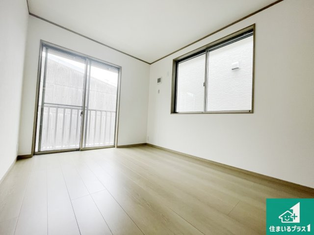 京都市伏見区久我石原町　T4期　新築一戸建ての洋室|収納スペースが充実しているので子供の成長に合わせてたくさん収納ができます！家族構成に合わせた様々な活用ができる収納！