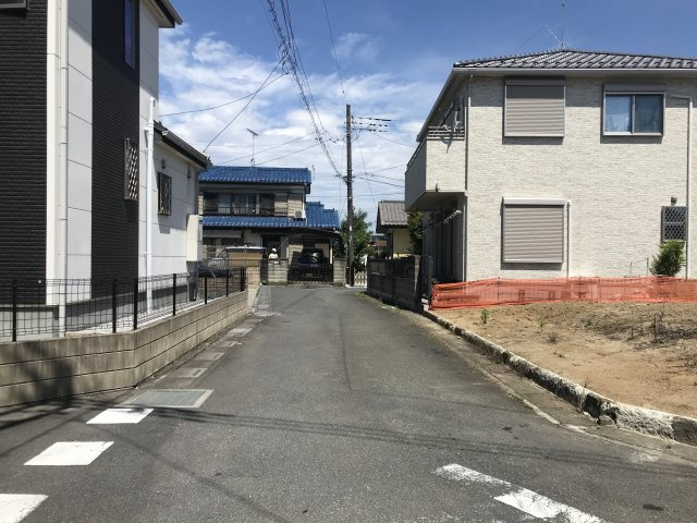 鴻巣市大間の売地の前面道路含む現地写真