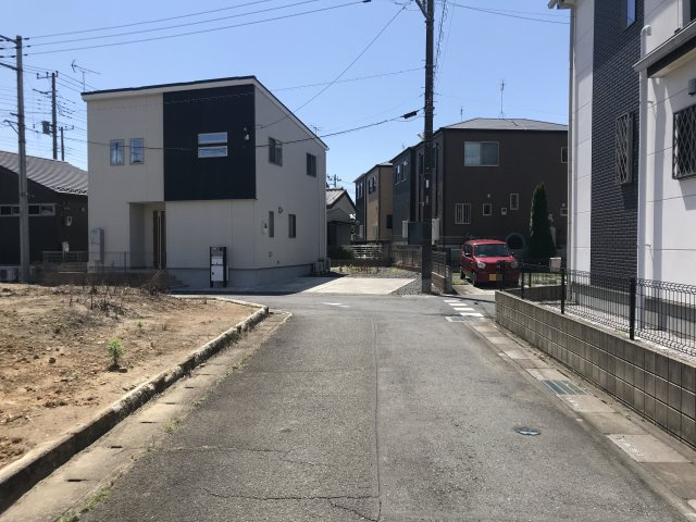 鴻巣市大間の売地の前面道路含む現地写真