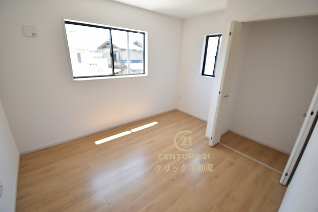 ケイアイフィット　水戸市見川　21期 　2の洋室|折戸を開くと壁面クローゼット。衣類が横一列に並ぶためひと目で洋服が選びやすい！衣類をたくさんお持ちの方もスッキリ片付きます♪