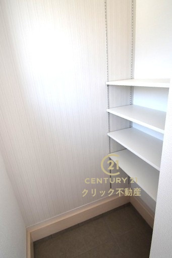 ケイアイフィット　水戸市見川　21期 　2の玄関|SIC配備。靴の他、雨具、防災用品、スポーツ用品等を置くのもいいですね。オープンタイプの可動棚は置きたい物に合わせて自由な使い方ができます。