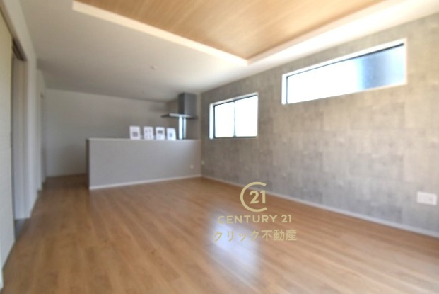 ケイアイフィット　水戸市見川　21期 　2の居間・リビング|折り上げ天井で空間をより広く感じられます。大きなダイニングセットや背の高い観葉植物を置いてもまだまだ余裕♪家族で集まっても人を招いても、空間にゆとりがあると自然に寛げます。