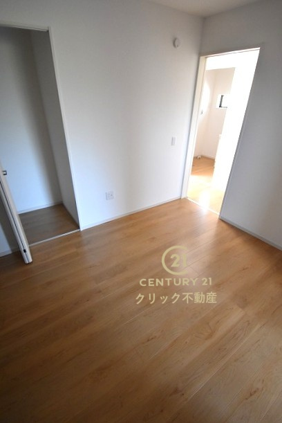 ケイアイフィット　水戸市見川　21期 　2の洋室|1階洋室、2WAY出入り口です。リビングを通らずに玄関から直接入る事もできます。在宅ワークに、キッズスペースに、と自由に使えます。収納も配備されております。