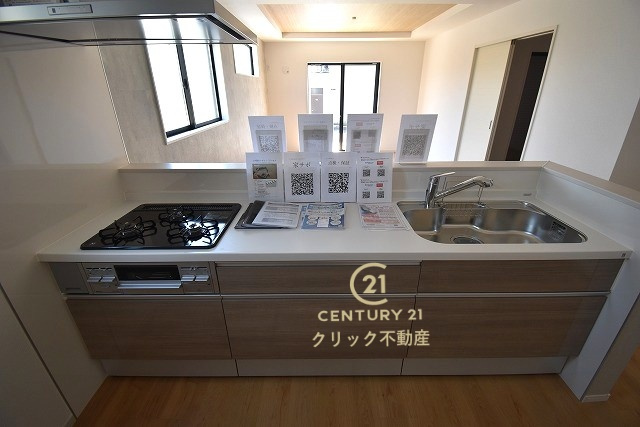 ケイアイフィット　水戸市見川　21期 　2のキッチン|美しいシステムキッチンです。ワイドなカウンターと高い収納力で、家族で一緒に料理をするにも十分な広さ。お手入れしやすいので清潔を保つことができます。