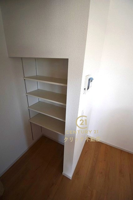 ケイアイフィット　水戸市見川　21期 　2の収納|キッチン横のパントリーです。消耗品や食材のストックがスッキリ収まります。階段下のスペースも可動棚を付けて利用します。