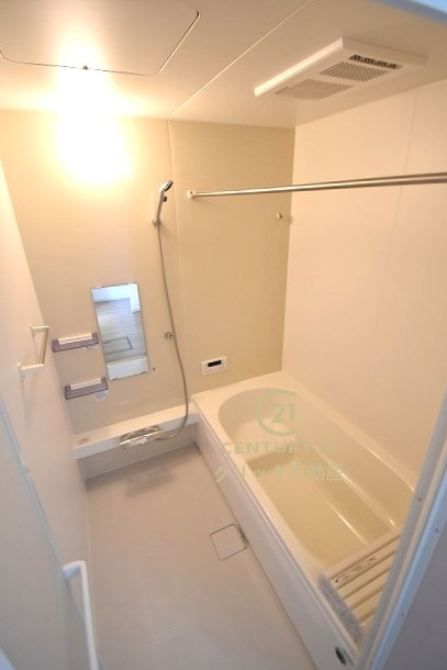 ケイアイフィット　水戸市見川　21期 　2の浴室|浴槽への出入りが安全な低床タイプのユニットバスです。洗い場は滑りにくい速乾床ですので、お子様やご高齢の方にも安心です。自動お湯張りに追焚機能付きのオートバスです。