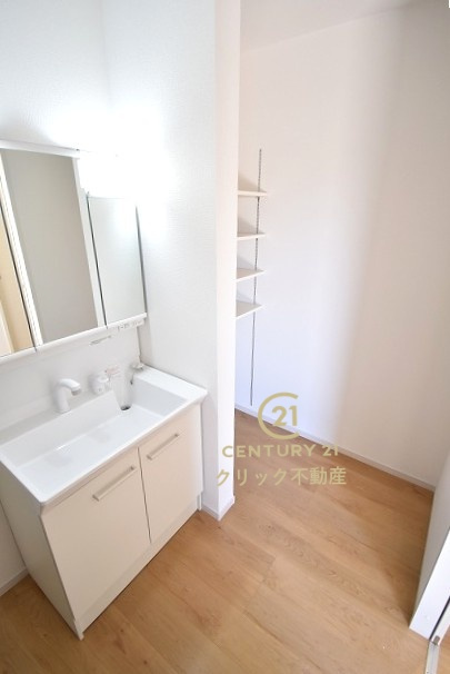 ケイアイフィット　水戸市見川　21期 　2の独立洗面台|シャンプードレッサー付き洗面台は、広めで使いやすい、お手入れが楽なデザイン。奥のリネンスペースは可動棚付きです。