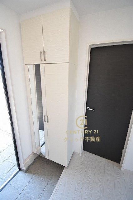ケイアイフィット　水戸市見川　21期 　3の玄関|シューズボックスの扉の中は可動棚ですので、しまいたいものに合わせて高さを自由に変えることができます。鏡があるのでお出かけ前の身だしなみチェックもできます。