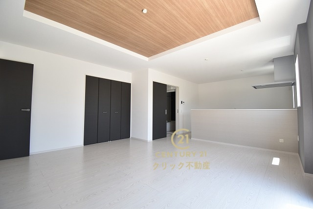 ケイアイフィット　水戸市見川　21期 　3の居間・リビング|折り上げ天井で空間をより広く感じられます。大きなダイニングセットや背の高い観葉植物を置いてもまだまだ余裕♪家族で集まっても人を招いても、空間にゆとりがあると自然に寛げます。