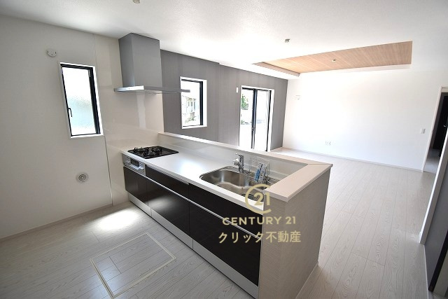 ケイアイフィット　水戸市見川　21期 　3のキッチン|キッチンからリビング全体が見渡せます。料理を作ることも、後片付けも、家族皆でまるごと楽しんでしまいましょう！会話がはずむ対面キッチンです。