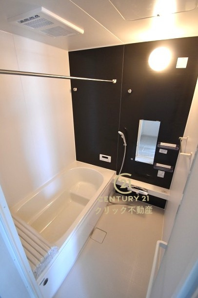 ケイアイフィット　水戸市見川　21期 　3の浴室|浴槽への出入りが安全な低床タイプのユニットバスです。洗い場は滑りにくい速乾床ですので、お子様やご高齢の方にも安心です。自動お湯張りに追焚機能付きのオートバスです。