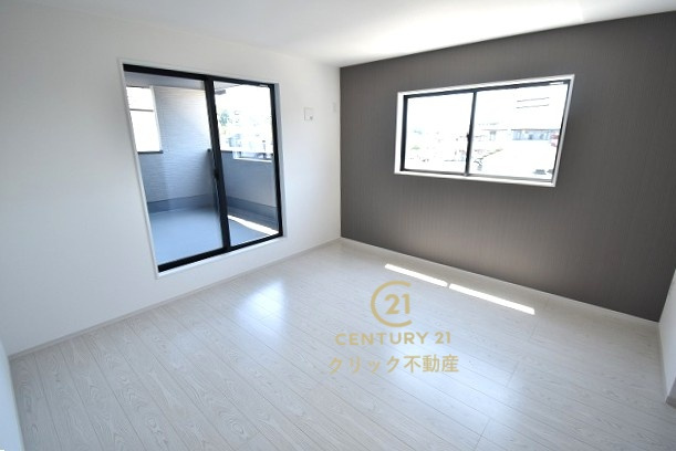 ケイアイフィット　水戸市見川　21期 　3の洋室|アクセントクロスはクールなダーク系をチョイス。スタイリッシュでセンスのいいお部屋を演出します。バルコニーに面しておりますので、明るく開放感もあります。たっぷりの収納スペースも配備！