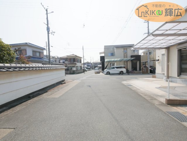 高砂市荒井町小松原3丁目　中古戸建の前面道路含む現地写真