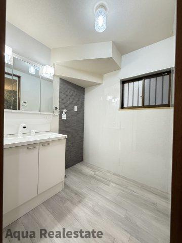 高松市国分寺町福家　リノベ住宅の独立洗面台|独立洗面台、朝の身支度には欠かせません