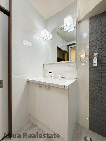 高松市国分寺町福家　リノベ住宅の独立洗面台|朝の支度にも助かる、独立の洗髪洗面化粧台