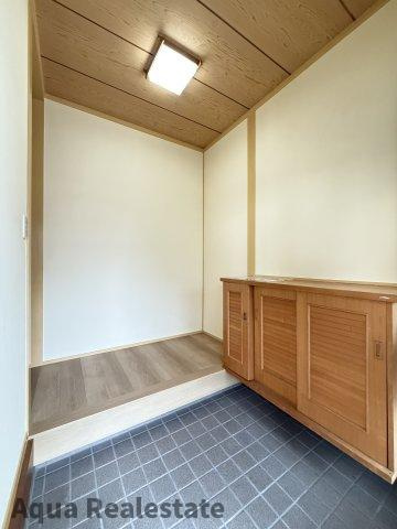 高松市国分寺町福家　リノベ住宅の玄関|明るい玄関です