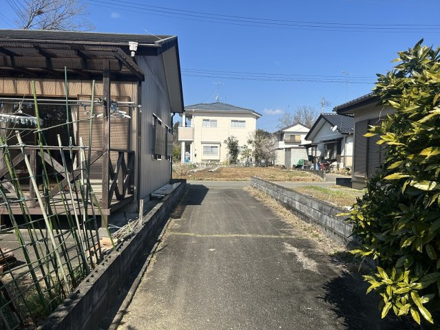 山田町西山 中古一戸建ての前面道路含む現地写真