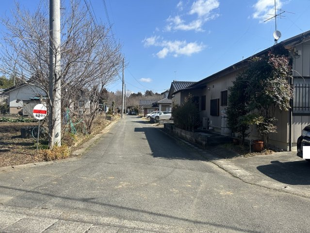 山田町西山 中古一戸建ての前面道路含む現地写真