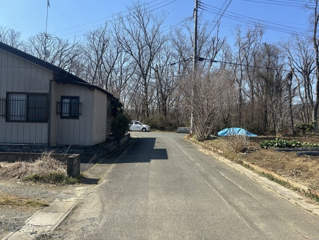 山田町西山 中古一戸建ての前面道路含む現地写真