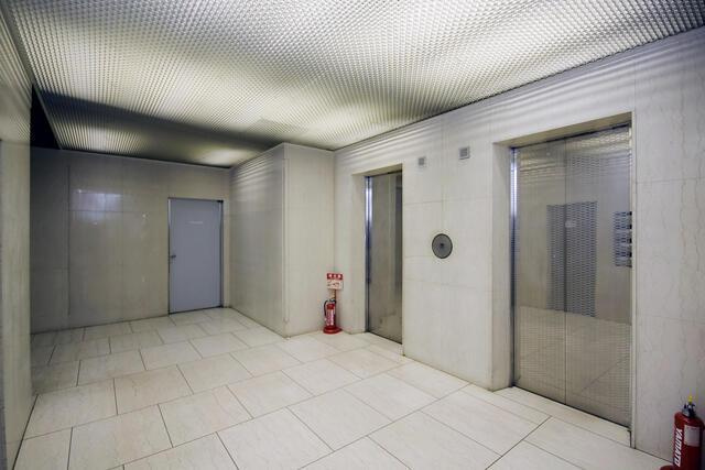 本郷綱ビルのエントランス| 