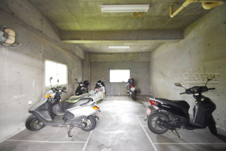 【駐車場】 | バイク置き場。空き区画の有無や駐輪料金、サイズおよび排気量規定などについては、改めてお問い合わせください。～即日のご見学可能～　お問合せはお気軽にどうぞ。