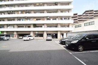 【駐車場】 | マンションの駐車場スペース。空きの有無や駐車料金、サイズ規定などについては、改めてお問い合わせください。～即日のご見学可能～　お問合せはお気軽にどうぞ。