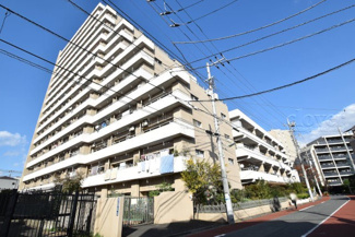 【外観】 | 手入れの行き届いた外壁やエントランスなど、「見ればわかる」レベルで清潔感を保ったマンションです。築年数を感じさせない姿で皆様をお出迎えします。～即日のご見学可能～　お問合せはお気軽にどうぞ。