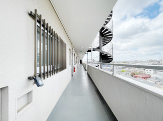 【その他共用部分】 | 共用廊下です。ここもきれいに清掃されています。周囲のお部屋の様子も、ぜひ伺ってみてください。～即日のご見学可能～　お問合せはお気軽にどうぞ。