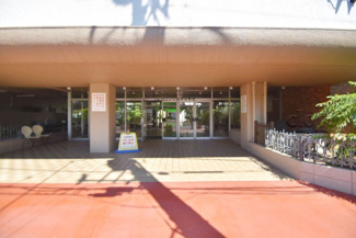 【エントランス】 | お客様を、そして住人を出迎えてくれるマンションのエントランス。ゴミが落ちていないことからも、管理状態の良さや住民の節度の高さが見て取れます。～即日のご見学可能～　お問合せはお気軽にどうぞ。