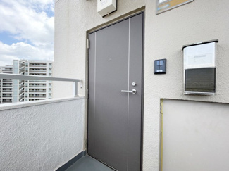 【その他共用部分】 | 皆様をお迎えする、お部屋の玄関ドア。開けやすさや開放角度、ドアノブの操作しやすさや鍵の形状などを、現地で一度ご確認ください。～即日のご見学可能～　お問合せはお気軽にどうぞ。