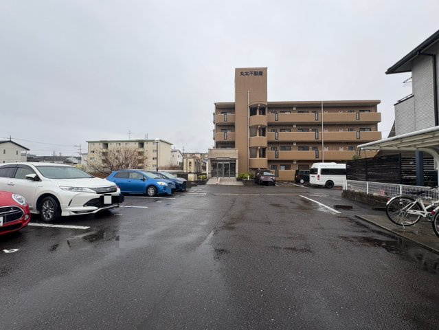 柿本丸太マンションの駐車場