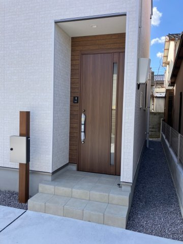 高松市木太町⑬　駐車3台可能　オール電化住宅の玄関