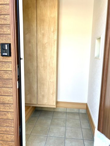 高松市木太町⑬　駐車3台可能　オール電化住宅の玄関