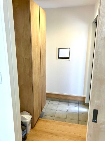 高松市木太町⑬　駐車3台可能　オール電化住宅の玄関