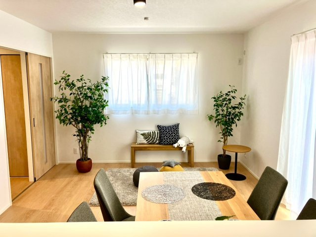 高松市木太町⑬　駐車3台可能　オール電化住宅の居間・リビング