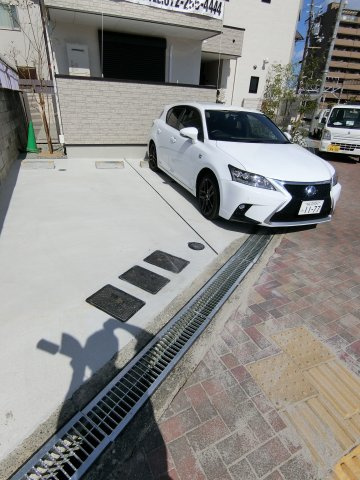 メゾン・ド・コリーヌ上野芝 の駐車場