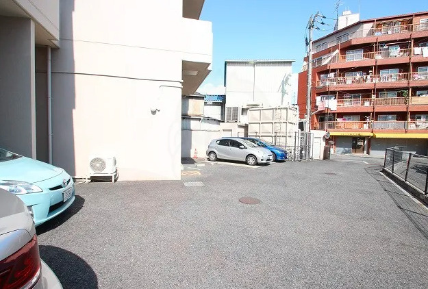 京橋アドバンス21の駐車場|車をお持ちの方に嬉しい駐車場付きの物件です