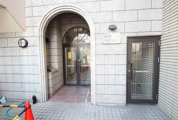 京橋アドバンス21のエントランス|毎日通るエントランスはこのようになっています