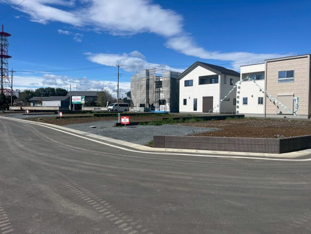 【前面道路含む現地写真】 | 【由良町第2期　現地外観】
※令和7年3月時点