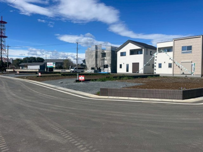 【前面道路含む現地写真】 | 【由良町第2期　現地外観】
※令和7年3月時点