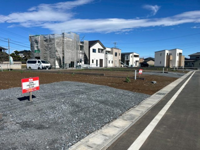 【前面道路含む現地写真】 | 【由良町第2期　現地外観】
※令和7年3月時点