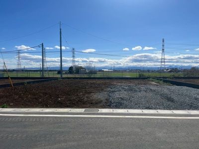 【前面道路含む現地写真】 | 【由良町第2期　現地外観】
※令和7年3月時点