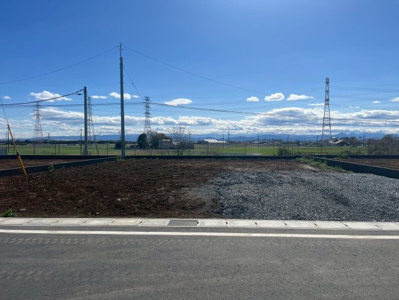 【前面道路含む現地写真】 | 【由良町第2期　現地外観】
※令和7年3月時点