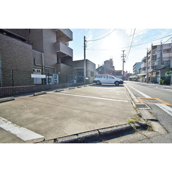 ネスト三吉の駐車場