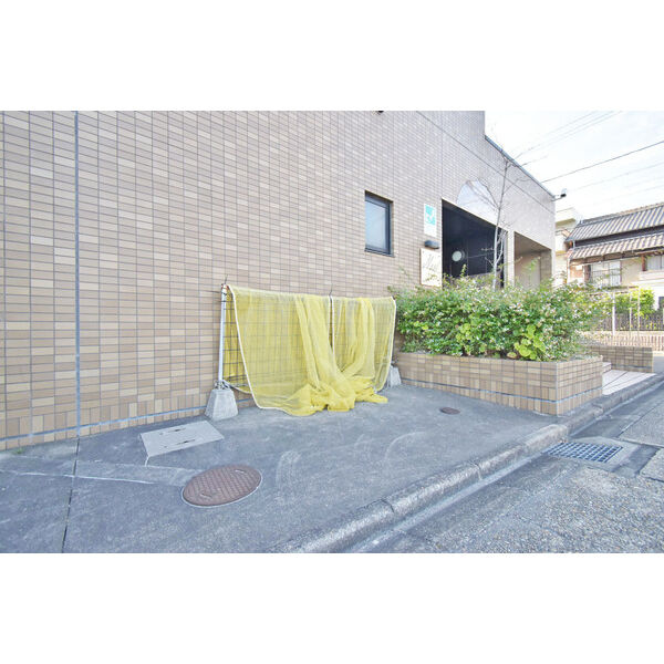 ネスト三吉の駐車場