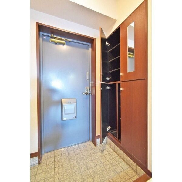 ネスト三吉の玄関