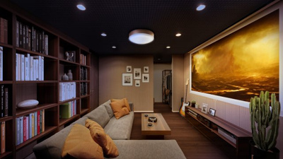 【完成予想図】 | 【鑑賞に没頭する家　施工イメージ】
聞きたい音だけ部屋中に響いて、見たい光しか入らない。
周りを気にせず映画鑑賞や読書に没頭できる、 シアタールームと大きな書棚のあるパッケージ。
※画像はイメージです